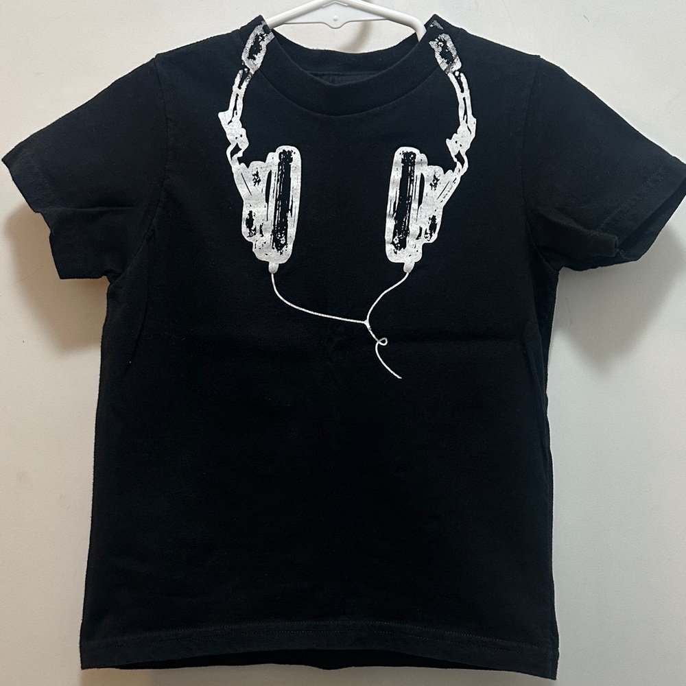 Kids Black Headphone Graphic Tee Shirt Size 4